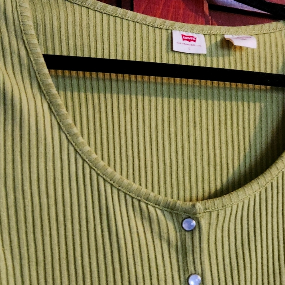 Levi's Green Ribbed Scoop Neck Top - Size Large - Kiwi Green- Like New! - Picture 4 of 12
